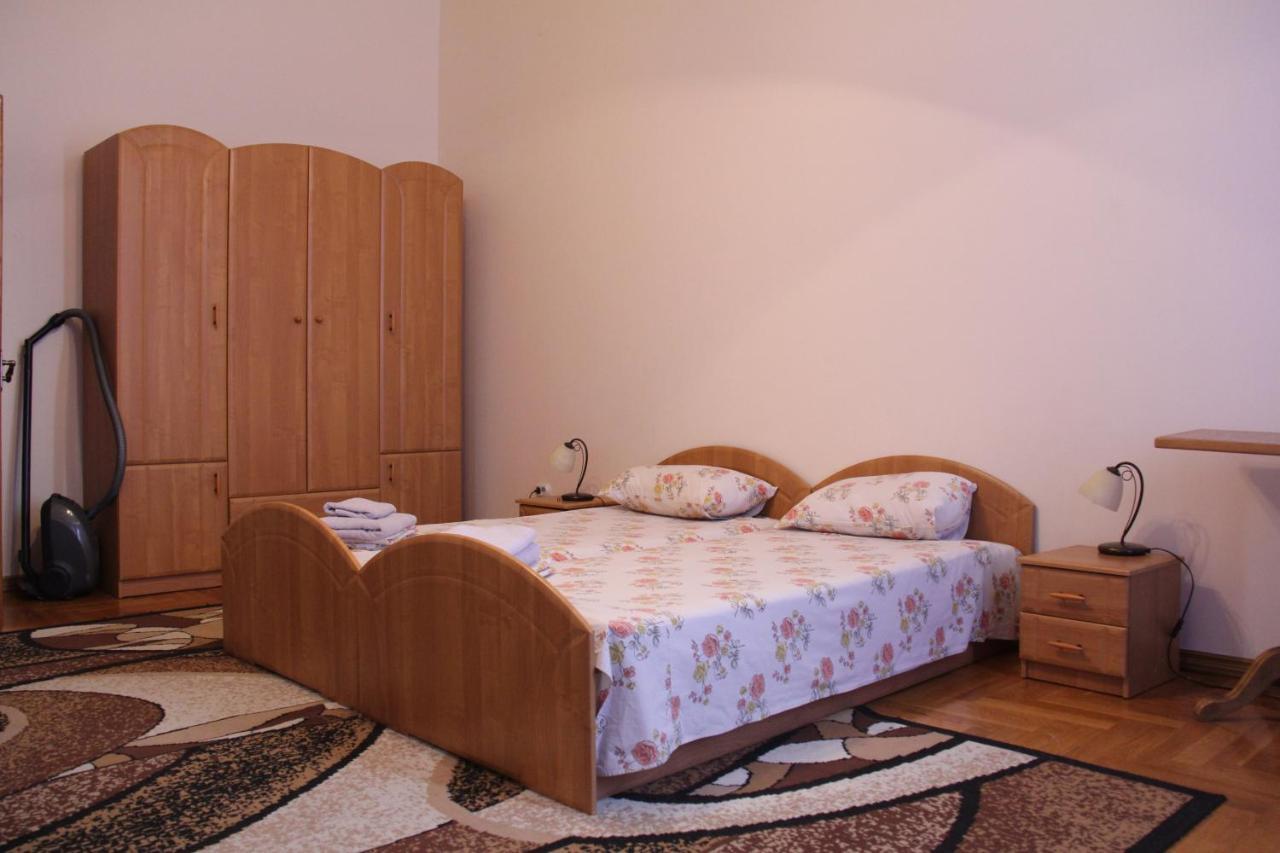 Apartments Domovik ,Kirilla I Mefodiya, 5 Mukacheve Exterior photo